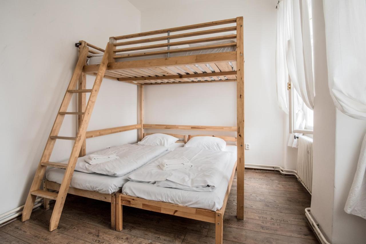 Charles Bridge Hostel & Apartments Прага Экстерьер фото