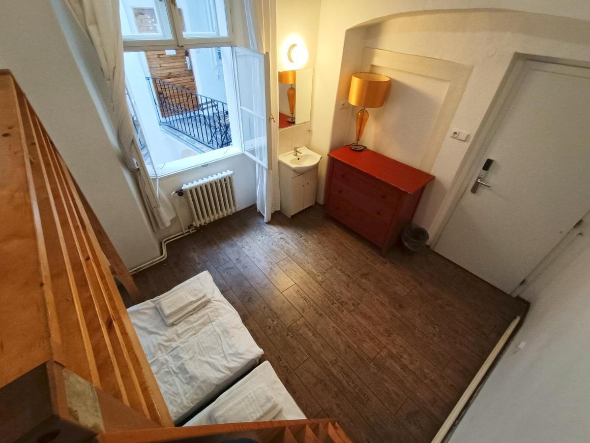 Charles Bridge Hostel & Apartments Прага Экстерьер фото