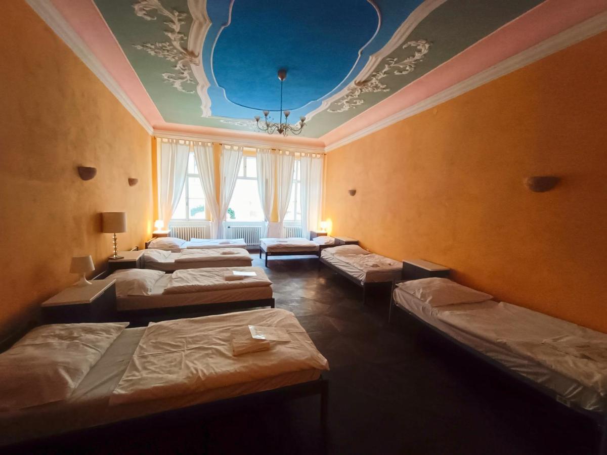 Charles Bridge Hostel & Apartments Прага Экстерьер фото