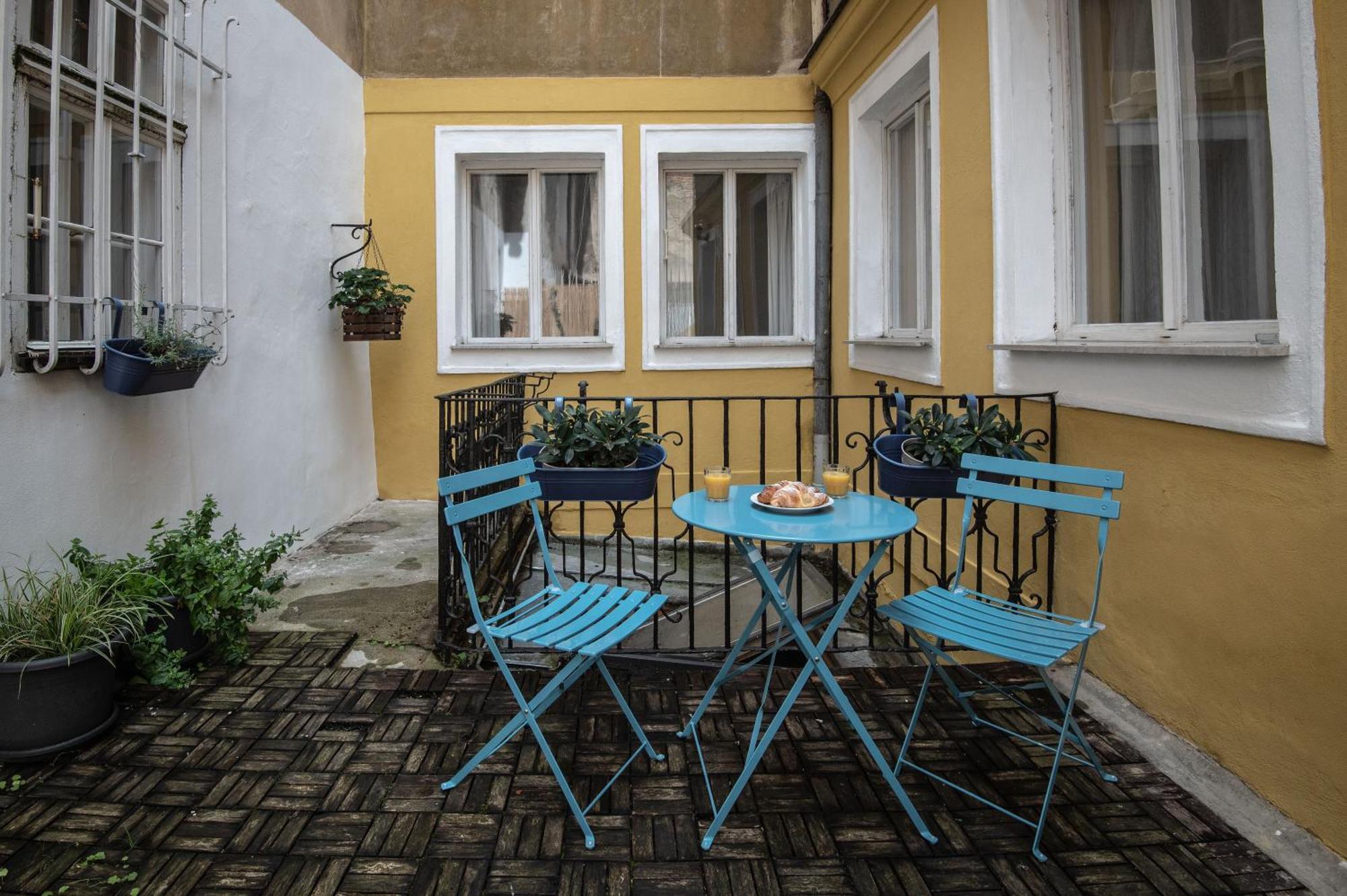 Charles Bridge Hostel & Apartments Прага Экстерьер фото